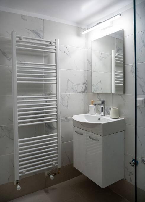 Elegant Two Bedroom Афины